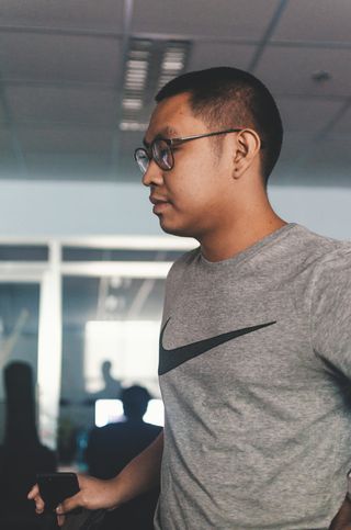 身穿灰色和黑色Nike圆领衬衫的男子