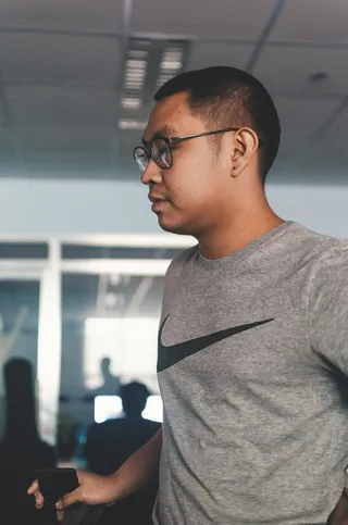 身穿灰色和黑色Nike圆领衬衫的男子