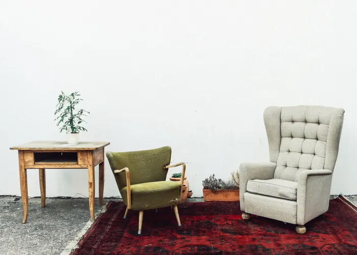 簇绒灰色织物翼椅