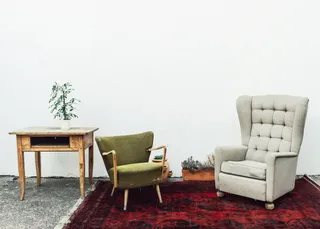 簇绒灰色织物翼椅