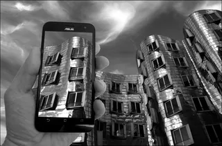 个人，手持，华硕zenfone，展示，高层建筑，智能手机，照片，手机