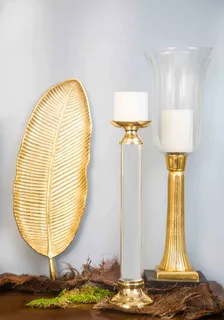 两支白柱蜡烛和两个金色烛台