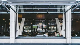 餐厅内的人员、建筑、建筑、基础设施、餐厅、商店、室内、建筑结构