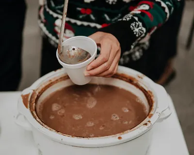 手持白色杯子的人 手持白色杯子的人