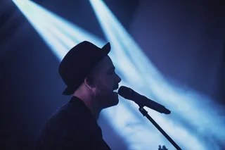 唱歌时弹吉他的男人