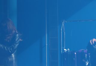 女士，站着，旁边，行李车，穿着，黑色，皮革，外套