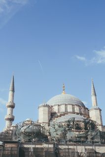 白天灰色混凝土寺庙