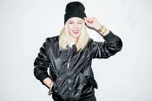 戴针织帽的女士