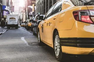 灰色塔普路上的黄色轿车