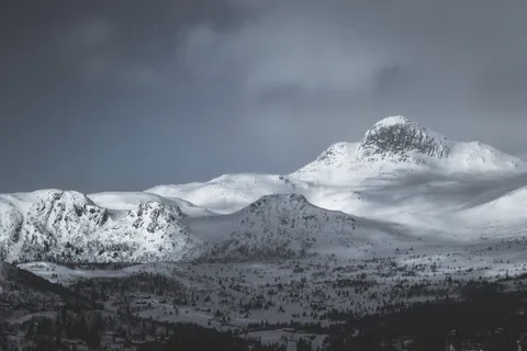 寒冷、雪、风景、山脉、海拔、黑白、云、颜色 寒冷、雪、风景、山脉、海拔、黑白、云、颜色