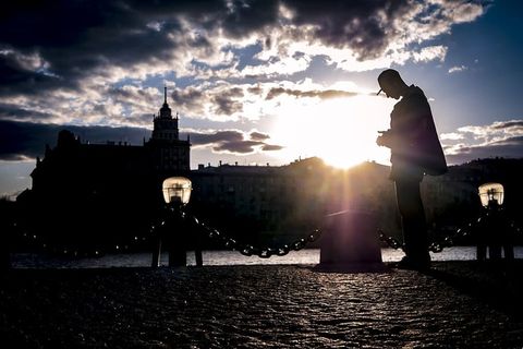 靠近水体的人的剪影