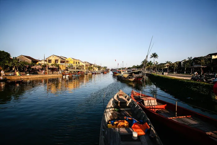 二、棕色、木质、摩托艇、车身、水、建筑物、白天