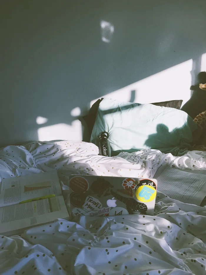 macbook笔记本电脑，床，旁边，打开，ook，笔记本电脑，阳光，室内