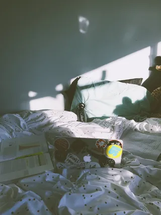 macbook笔记本电脑，床，旁边，打开，ook，笔记本电脑，阳光，室内