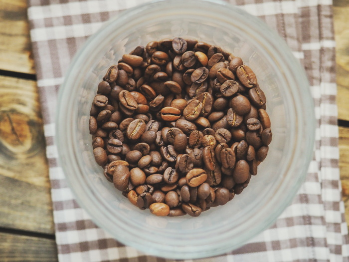 塑料杯上的咖啡豆