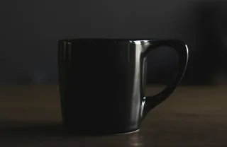 杯子，黑的，咖啡，深色的，马克杯，茶，饮料，桌子