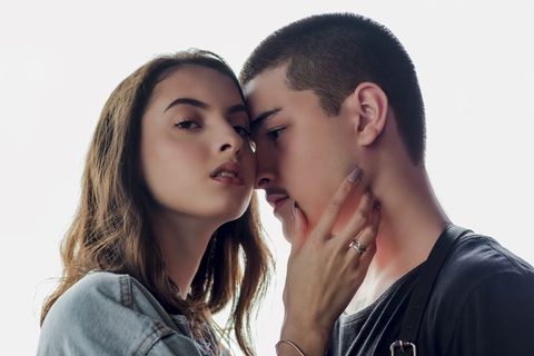 一对年轻夫妇的特写照片