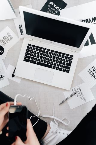 带白色笔记本电脑的女性工作场所