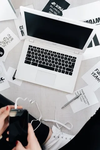 带白色笔记本电脑的女性工作场所