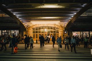 夜间在大楼附近行走的人
