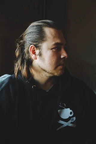 身穿黑色连帽夹克的男子