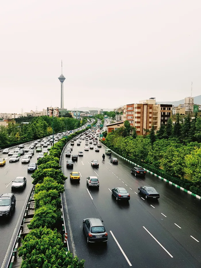 公路上的汽车，公路，公路，公路，汽车，汽车，伊朗，德黑兰