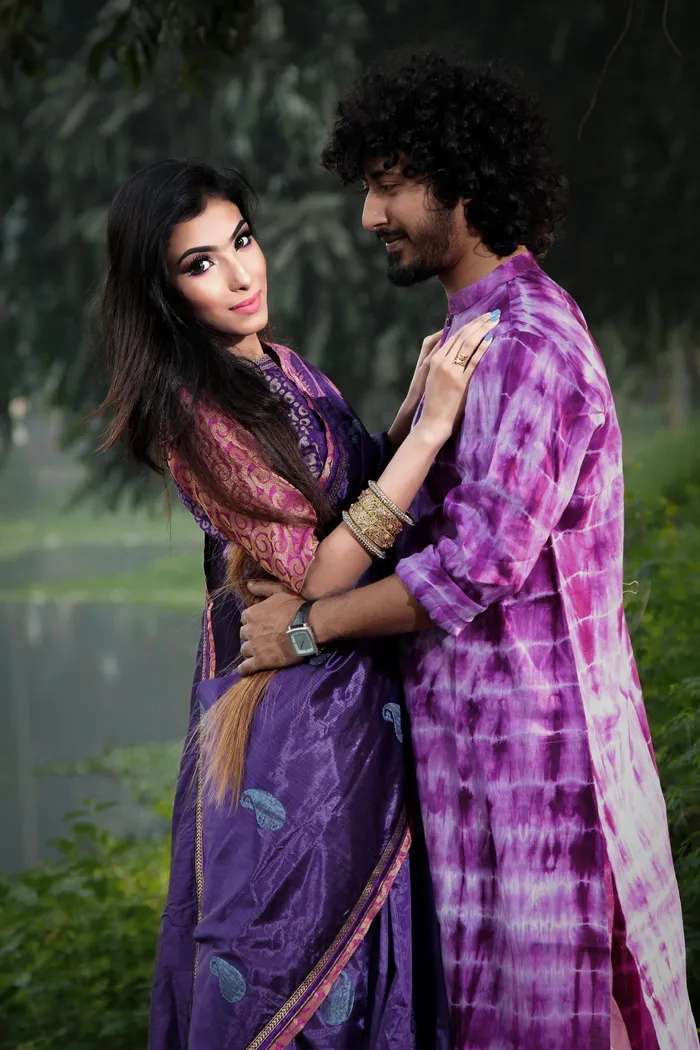 男子抱女子照片