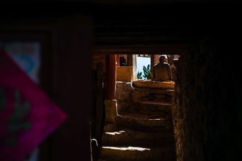 一名男子身穿棕色上衣