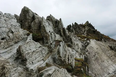 灰色、岩石、山脉、白色、天空、岩石、板岩、崎岖 灰色、岩石、山脉、白色、天空、岩石、板岩、崎岖