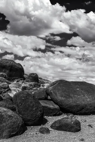 岩石和云的灰度照片
