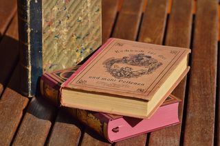 书籍，旧书，古老的烹饪书籍，烹饪书籍，书堆，古老的德国经文，古董，历史