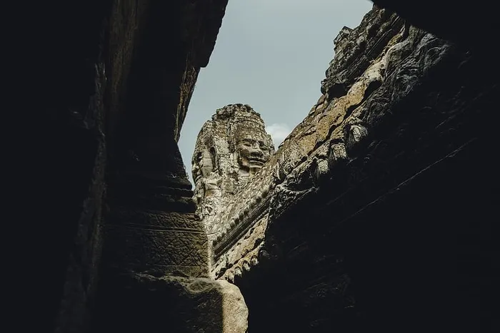 寺庙的低角度照片