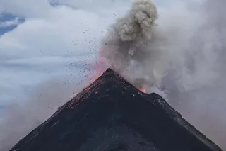 黎明时火山喷发