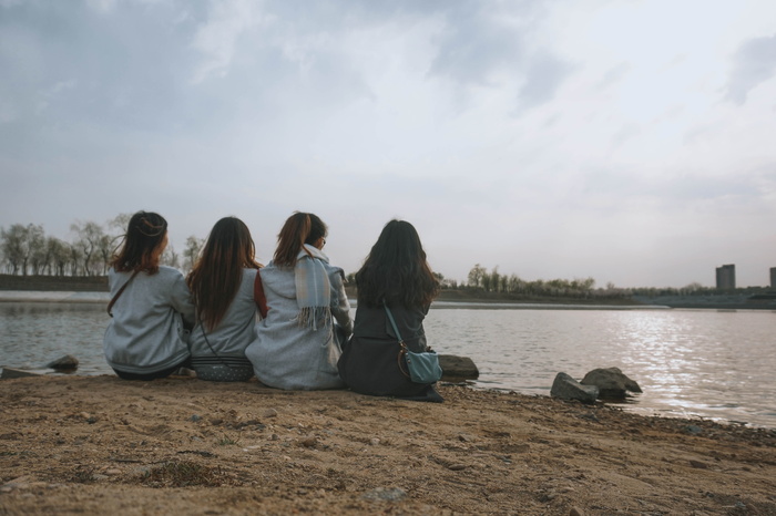 四，女人，坐着，棕色，沙子，身体，水，友好