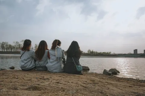 四,女人,坐着,棕色,沙子,身体,水,友好 四,女人,坐着,棕色,沙子,身体,水,友好