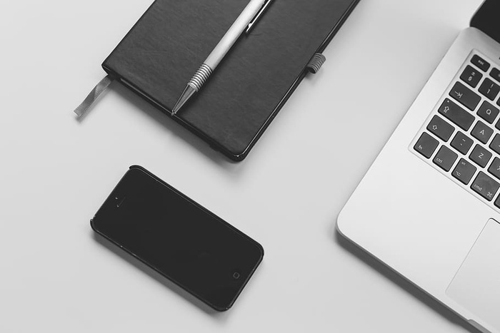 Macbook Pro附近的黑色Iphone 5