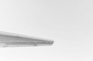 白色背景下的灰色电子设备