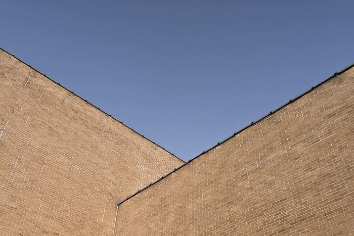 棕色混凝土建筑，棕色，混凝土，建筑，城市，懒惰，蓝色，天空