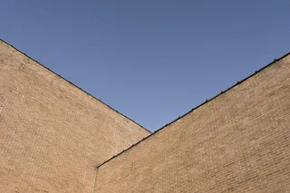 棕色混凝土建筑，棕色，混凝土，建筑，城市，懒惰，蓝色，天空