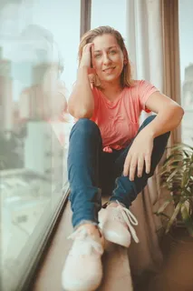 坐在窗户上的女人 坐在窗户上的女人