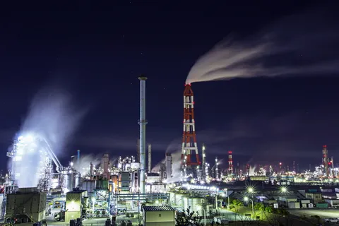 红、白、塔、工厂、工业综合体、夜景、景观、烟雾 红、白、塔、工厂、工业综合体、夜景、景观、烟雾