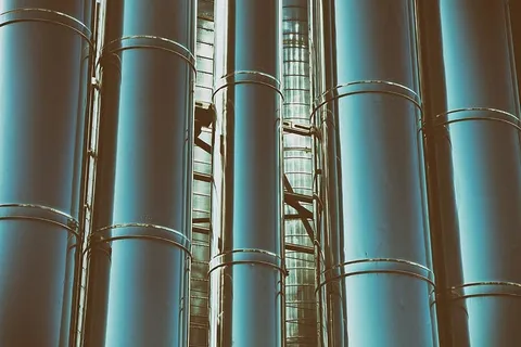 西班牙巴塞罗那金属管上的金属纹理特写镜头