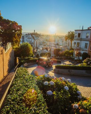 建筑物附近弯道上的汽车