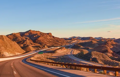 公路附近岩层的景观摄影 公路附近岩层的景观摄影