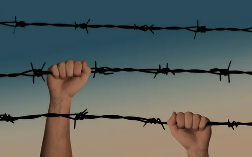 人,攀爬,带刺,铁丝网,手,带刺铁丝网,抓到,战争 人,攀爬,带刺,铁丝网,手,带刺铁丝网,抓到,战争