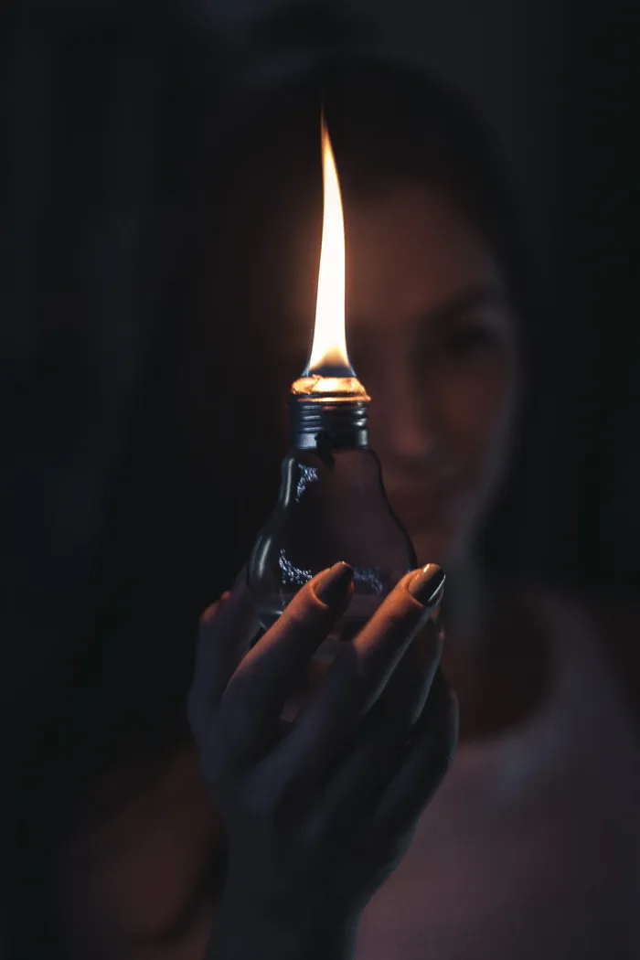 拿着油灯的女人