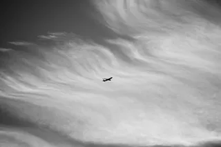 飞行的飞机，灰度照片，飞机，半空中，飞机，天空，飞行，云