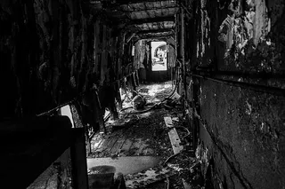 走廊的灰度摄影