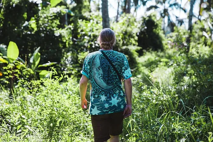 一个穿着休闲服在森林里散步的徒步旅行者