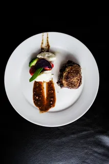 熟的,牛排,蔬菜菜,鹅肝,黑胡椒,盘子,食品和饮料,食品 熟的,牛排,蔬菜菜,鹅肝,黑胡椒,盘子,食品和饮料,食品